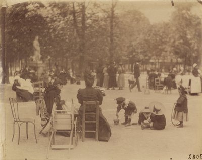 (Frauen und Kinder im Jardin du Luxembourg) von Eugène Atget